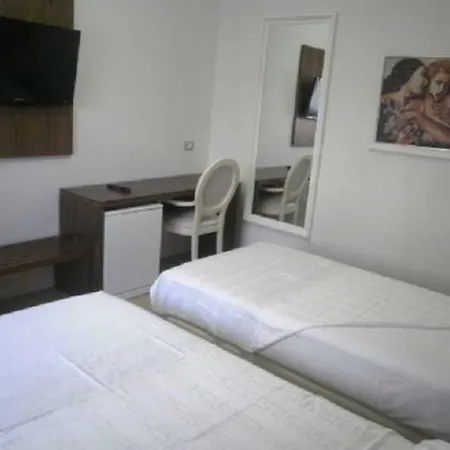 Hotel Golden , Tirana