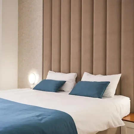 Golden , Hotel